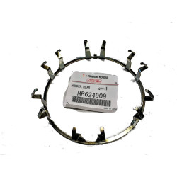 Uchwyt dekla felgi pajero l200 MB624909