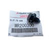 Perno grapa de carrocería Mitsubishi MR200300